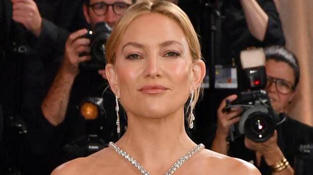 Актриса Кейт Хадсон опубликовала фото в топе с глубоким декольте в Париже