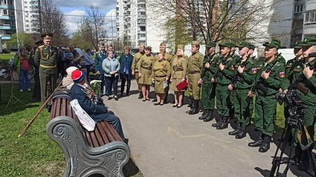 В Москве прошло несколько десятков мини-парадов для ветеранов  войны