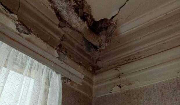 Штукатурка обвалилась на нижегородку в здании на Рождественской
