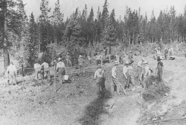 Интернированные украинцы работают в Кастл Маунтин, Альберта 1915