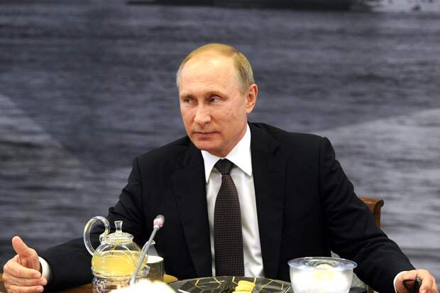 Путин на встрече с руководителями международных информагентств 17.06.16.png