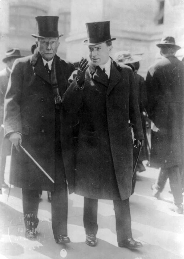 Джон Рокфеллер с сыном в 1915 году Джон Рокфеллер с сыном в 1915 году