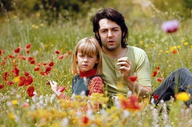 Пол с Хизер в цветах, 1970 the beatles, архив, группа, звезды, знаменитости, история, музыкант