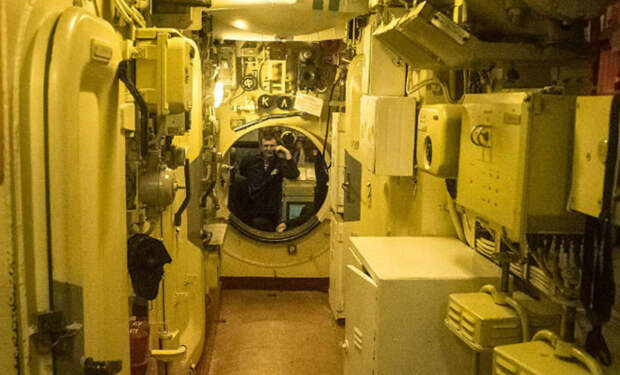 Как моряки моются на подводных лодках, когда находятся по 90 дней под водой. Вокруг только соленая морская вода