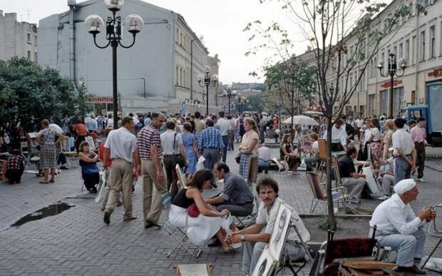 Уличные художники на Арбате. СССР, Москва, 1989 год.
