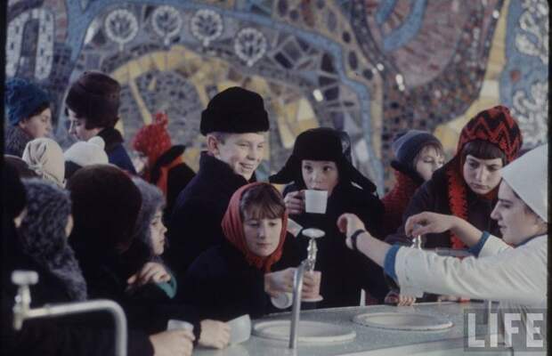 Дети пьют лечебную минеральную воду. СССР, качество, медицина, фото