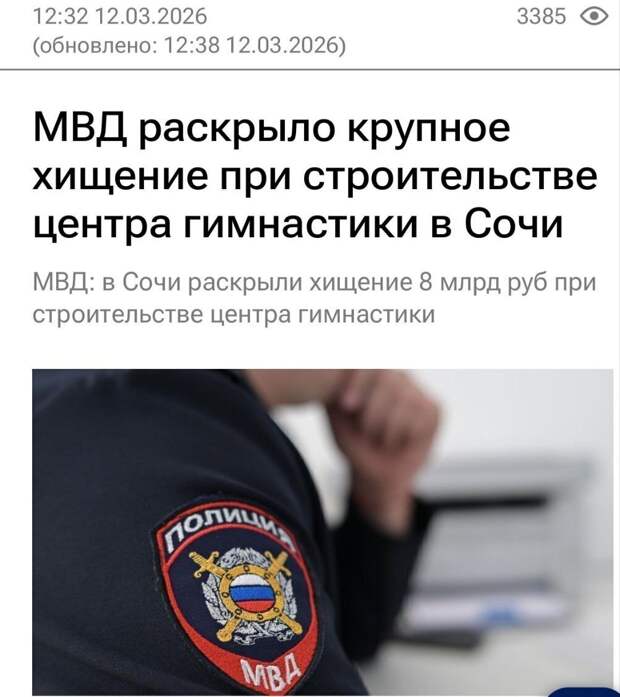 Остап Бендер нервно курит в сторонке