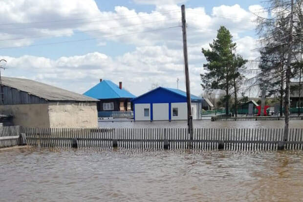 Семь сел затопило паводком на реке Лена в Якутии