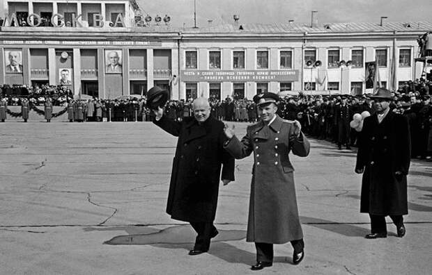 Никита Хрущев и Юрий Гагарин. Леонид Лазарев, 14 апреля 1961 года, Аэропорт Внуково. Москва, из архива МАММ/МДФ.