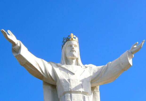 Статуя Иисуса Христа, Царя Вселенной в Польше.