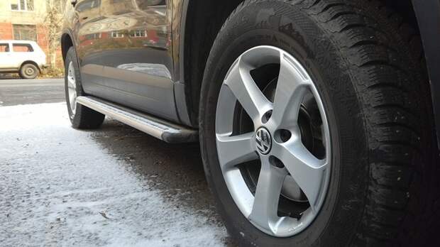 Россиян могут оштрафовать на 15 000 рублей за хранение шин в подъездах
