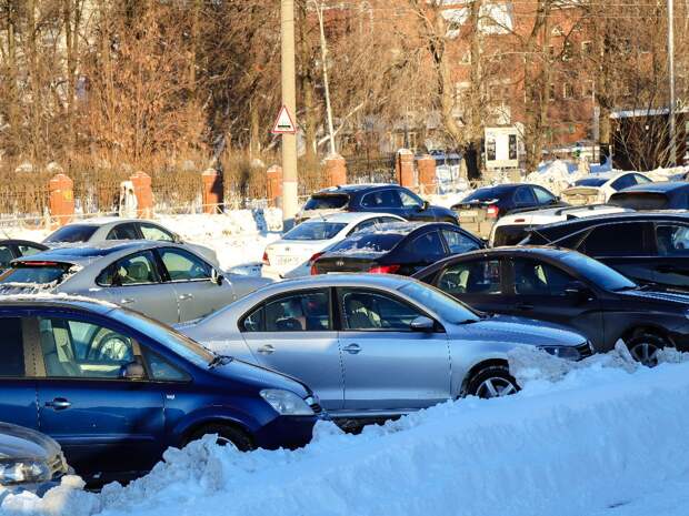 Тюменские водители проинформировали о своих способах защиты от гололёда