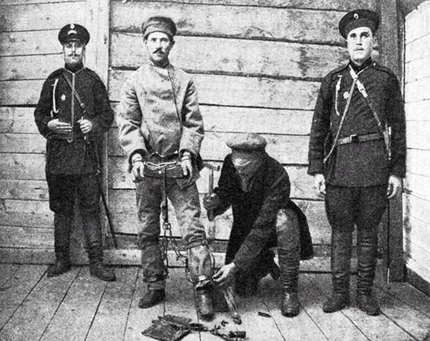 На каторге можно было оказаться за убийство, а можно было за то, что «лайкал и репостил» Белинского. На каторге можно было оказаться за убийство, а можно было за то, что «лайкал и репостил» Белинского.