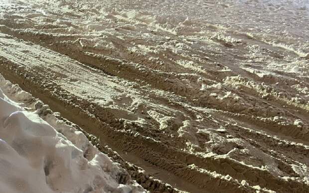В Рязани мусоровоз застрял в снегу по дворе и зацепил столб