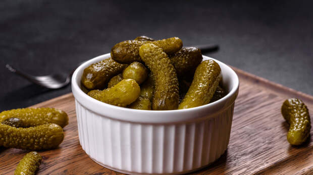 Стоматолог Антонов назвал солёные огурцы вредными для зубов