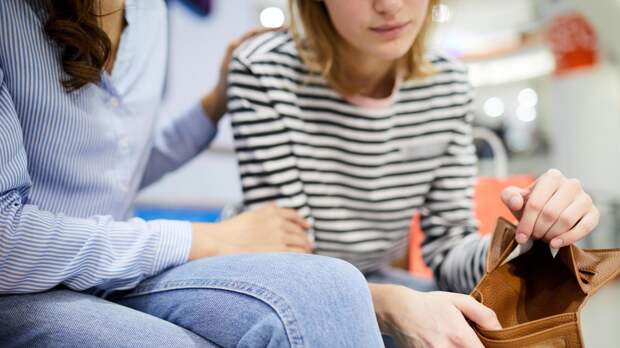 «Это не воспитание, а тупое жлобство»: должны ли родители брать с подростков деньги за коммуналку и продукты?