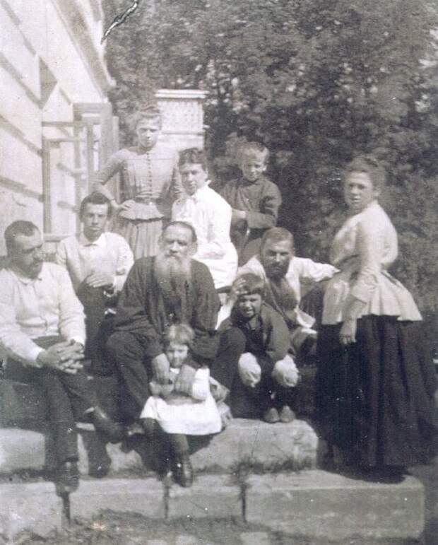 С женой и детьми. 1887. Источник: wikipedia.org