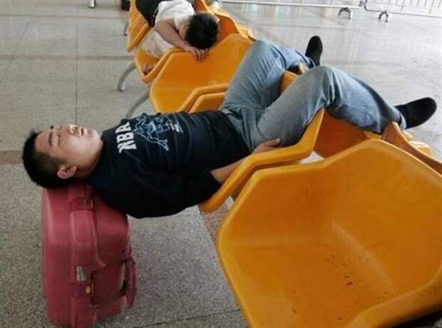В аэропорту можно изучить новые позы для сна