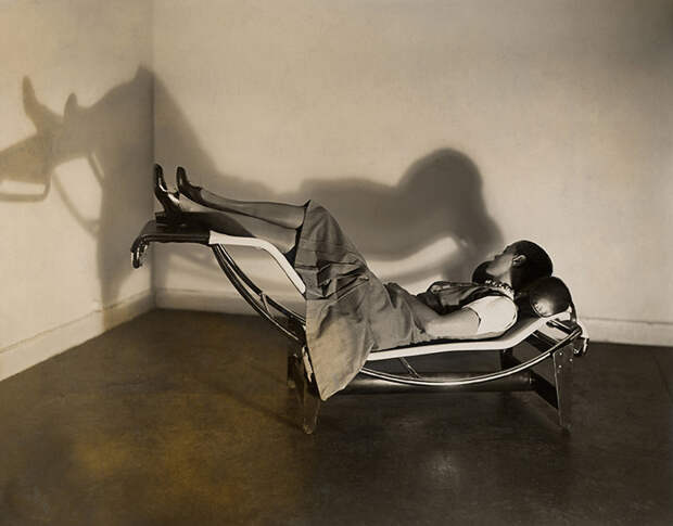 Шарлотта Перриан на шезлонге « Chaise longue basculante, B306 », (1928-1929) 
