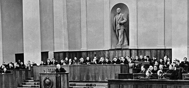 На фото: первый секретарь ЦК КПСС Никита Сергеевич Хрущев во время выступления на ХХ съезде Коммунистической партии Советского Союза в Кремле, 1956 год.