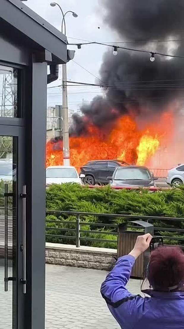 Автобус загорелся возле ТЦ "Меганома"