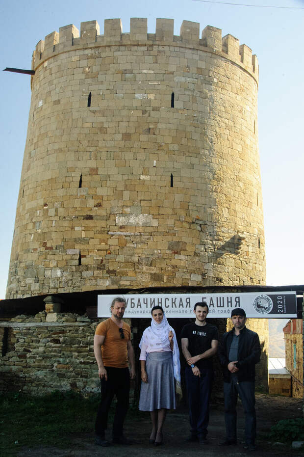 Кубачинская башня, в которой жили члены военной дружины. Одни полагают, что строительство Акайла кальа началось в XIII веке, другие, подчёркивающие зороастрийские особенности архитектуры, считают, что башню возвели в V веке.