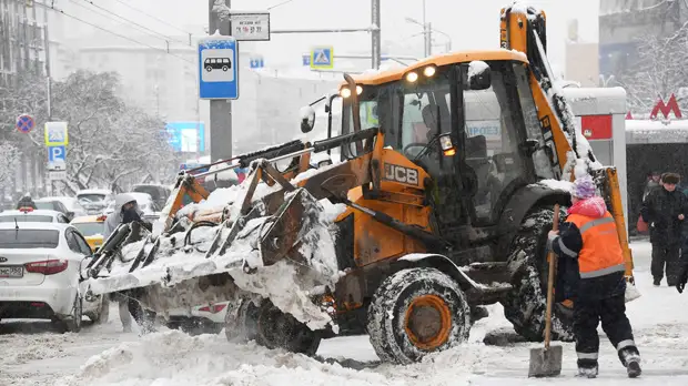 В Москве пешеход погиб после попадания под снегоуборщик