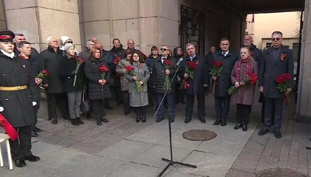 Петербуржцы возложили цветы и венки к мемориальной доске «Героизму и мужеству ленинградцев»