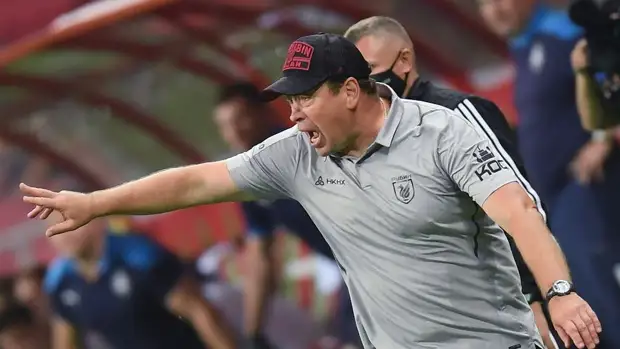 В "Рубине" рассказали о причинах конфликта тренера Слуцкого и арбитра Мешкова