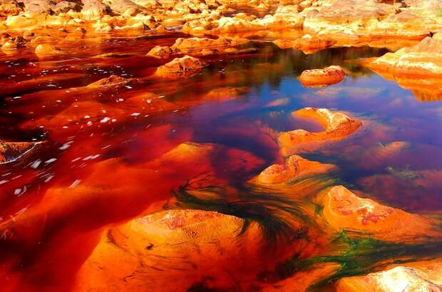 Рио-Тинто (или Красная река) – река на юго-западе Испании в автономном регионе Андалусия. В верховьях реки уже 3 000 лет ведётся добыча полезных ископаемых, что приводит к высокой концентрации меди и железа в воде, и высокой кислотности воды.