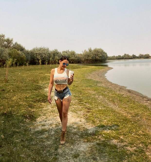 Красивые девушки в коротких шортиках