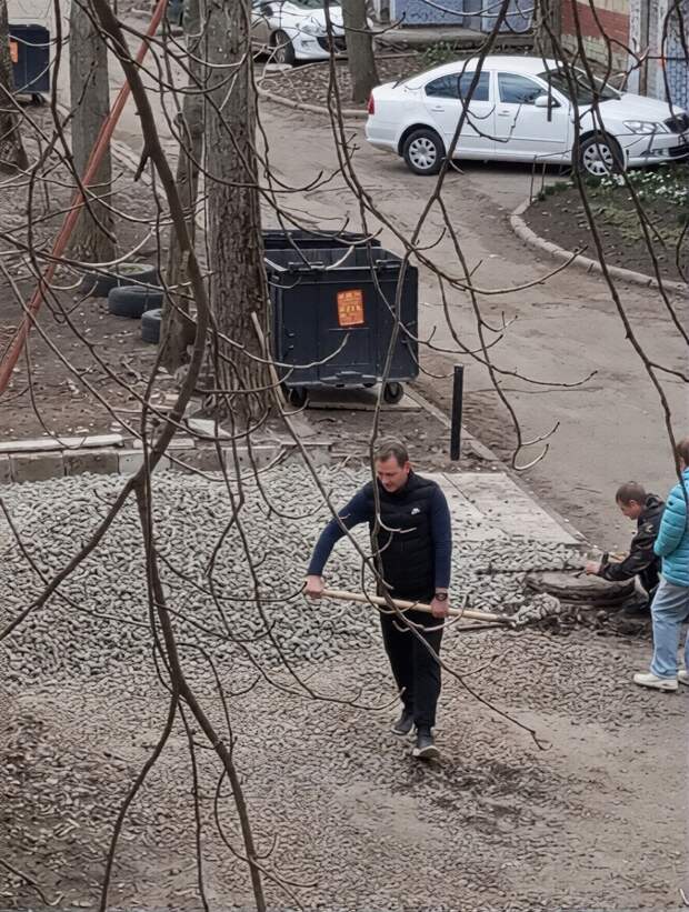 "Самовольно делают себе стоянку в зоне отдыха жильцов, ул. Текстильщиков, 8