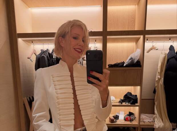 Ведущая Елена Летучая в жакете без бюстгальтера показала новую стрижку