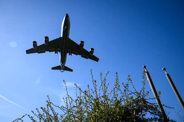 Изрешеченный самолет-заправщик ВВС США прилетел в Британию