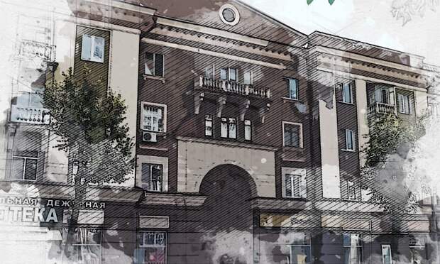 В Орле со знаменитой сталинки со шпилем на голову людям сыпятся камни