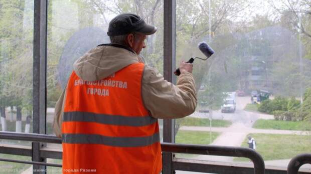 В Рязани провели уборку в надземном пешеходном переходе на остановке «Таможня»