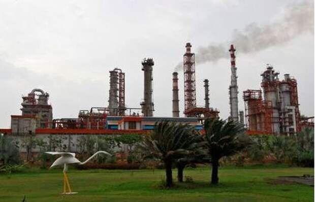 An oil refinery of Essar Oil, which runs India's second biggest private sector refinery, is pictured in Vadinar in the western state of Gujarat, India, October 4, 2016. REUTERS/Amit Dave/File Photo