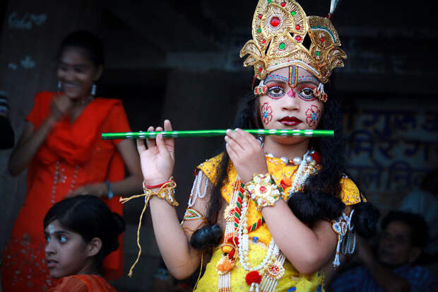 Мальчик, наряженный в Кришну, в Варанаси, Индия вокруг света, путешествия, фотография
