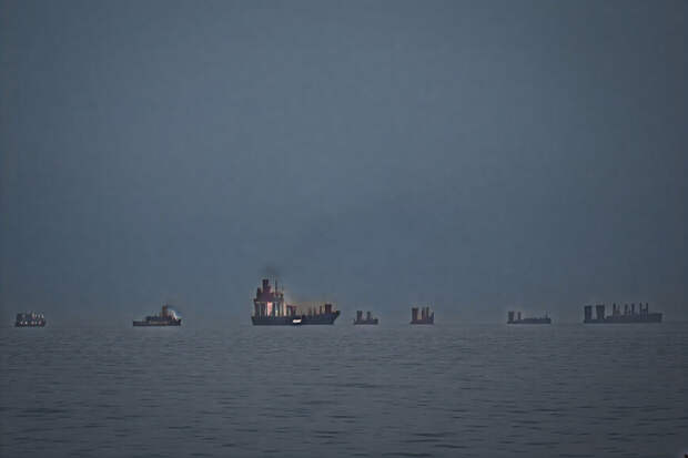 Около 90 судов пересекают Ормузский пролив, поскольку Иран экспортирует миллионы баррелей нефти, несмотря на войну