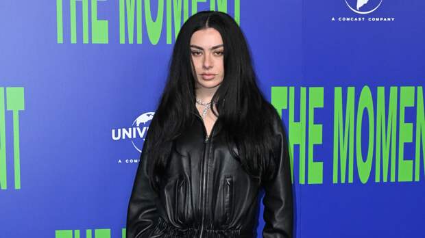 Charli XCX пришла на премьеру фильма без штанов