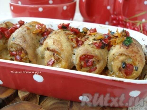 Вкусные и сочные рулетики из свинины с начинкой готовы.