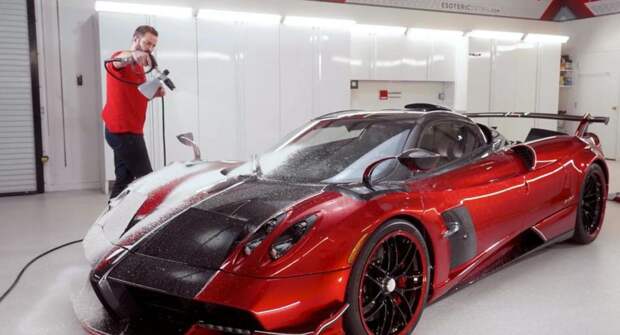 Посмотрите, как моют гиперкар Pagani Huayra за 300 миллионов рублей