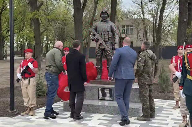 В Мелитополе прошло торжественное открытие памятника участникам СВО