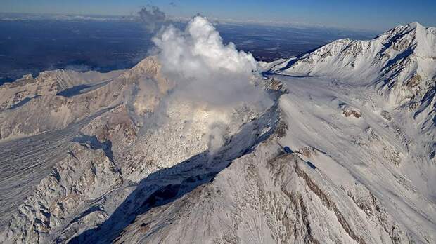 Ветер поднял пепел с вулкана Шивелуч на Камчатке на высоту до 3 км