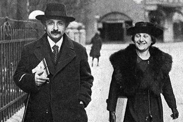 Альберт Эйнштейн с женой Эльзой