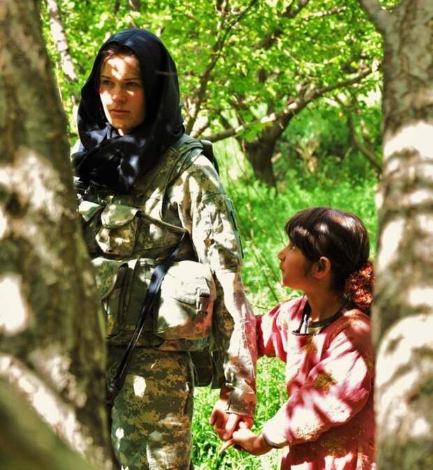 Любопытная афганская девочка держит за руку солдата американской армии подборка фото, хорошие фото, эмоции