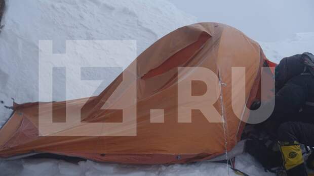 Разорванная палатка в которой осталась Наталья Наговицына с поломанной ногой. Источник фото: ИЗВЕСТИЯ