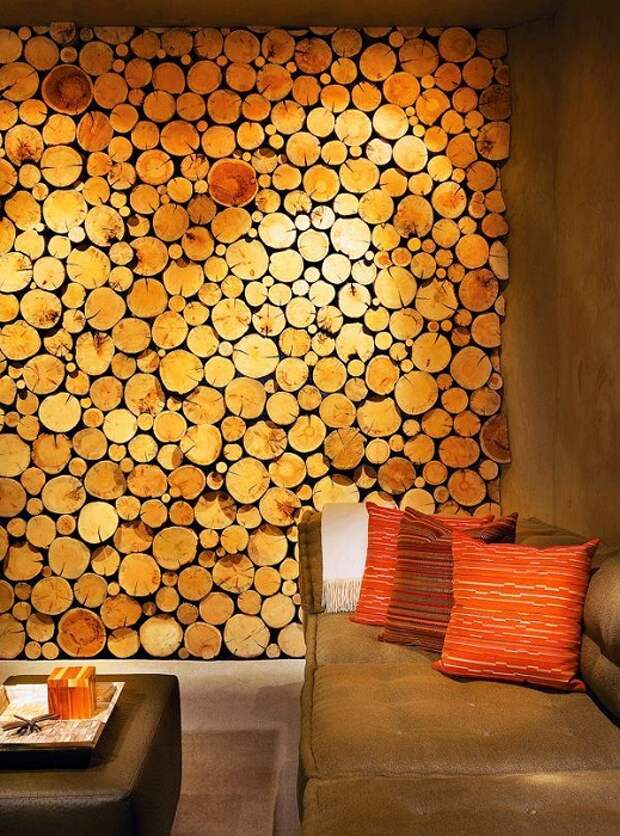 Декор стены, который оформлен кусочками стволов деревьев, которые выглядят очень эстетично.