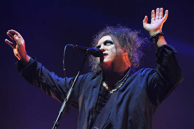 Солист группы The Cure Роберт Смит во время выступления 