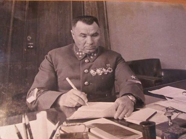 Генерал Апанасенко ( https://clck.ru/sKEok)